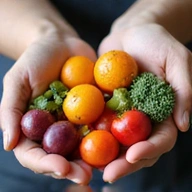 Hände halten frisches Obst und Gemüse
